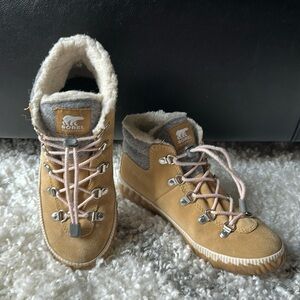 EUC Sorel girls 5 women’s 7 waterproof booties Sherpa tan gray pink